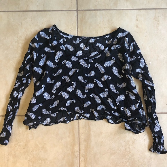 RARE BRANDY MELVILLE PAISLEY LONG SLEEVE CROP TOP - Picture 2 of 2